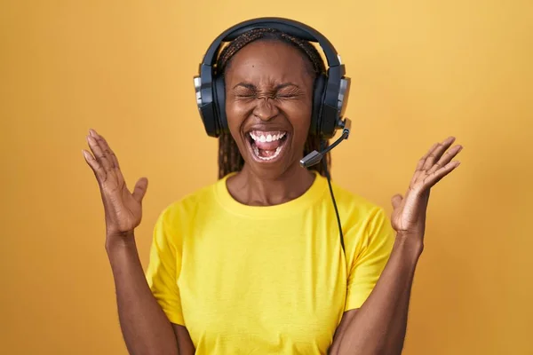 Afro Americana Ouvindo Música Usando Fones Ouvido Celebrando Louco Louco — Fotografia de Stock