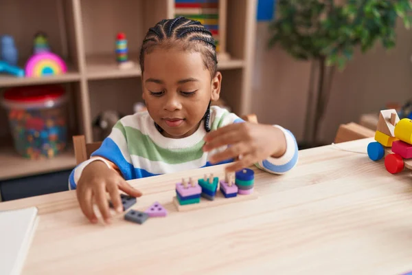 Anaokulundaki Masada Oturan Afrikalı Amerikalı Çocuk Blok Oyunu Oynuyor — Stok fotoğraf