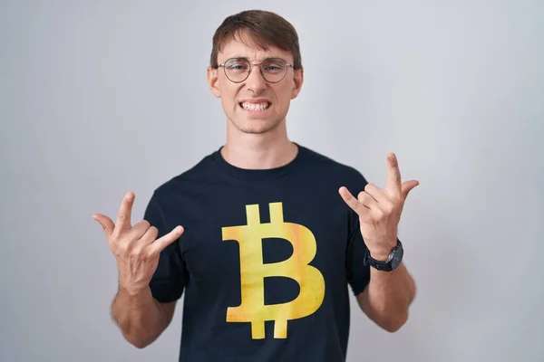 Bitcoin Tişört Giyen Beyaz Sarışın Adam Çılgın Bir Ifadeyle Bağırıyor — Stok fotoğraf