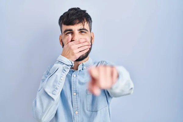 Mladý Hispánec Plnovousem Stojící Nad Modrým Pozadím Smějící Ukazující Prstem — Stock fotografie