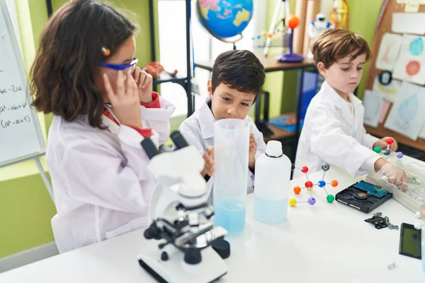 Grupa Dzieci Naukowcy Studentów Trzymających Molekuły Klasie Laboratoryjnej — Zdjęcie stockowe