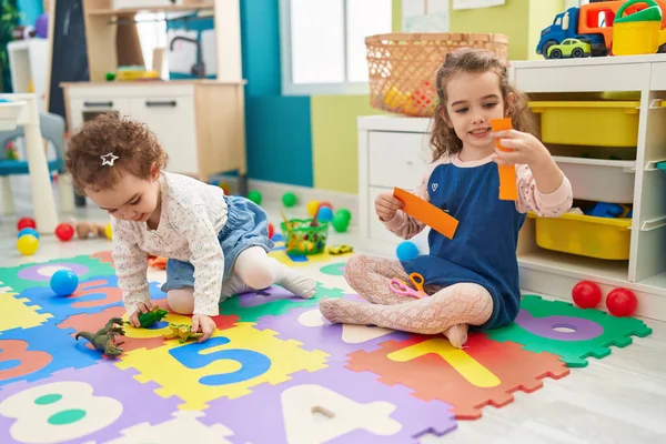 Entzückende Mädchen Schneiden Papier Und Spielen Mit Dinosaurier Spielzeug Kindergarten — Stockfoto