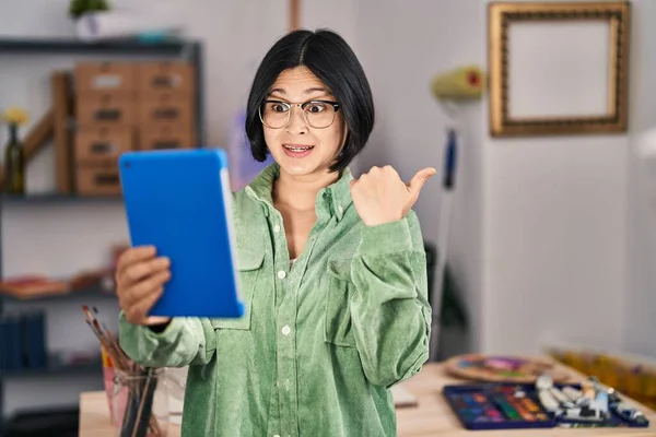 Joven Mujer Asiática Haciendo Videollamada Con Tableta Apuntando Pulgar Hacia —  Fotos de Stock