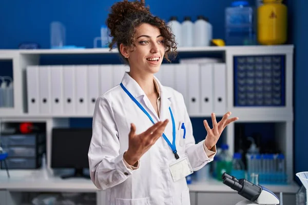 Young Hispanic Woman Scientist Smiling Confident Speaking Laboratory — Stock Photo, Image