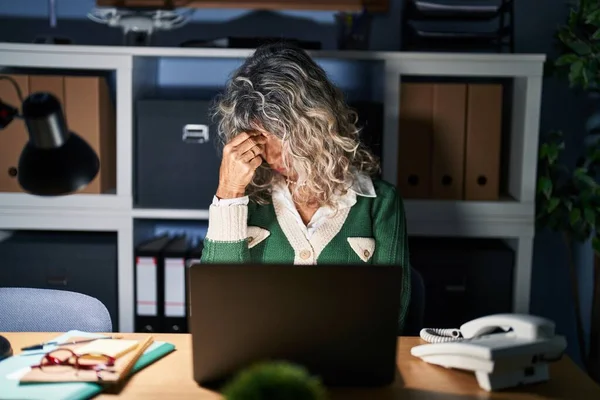 Μεσήλικας Γυναίκα Που Εργάζεται Νύχτα Χρησιμοποιώντας Φορητό Υπολογιστή Κουρασμένος Τρίψιμο — Φωτογραφία Αρχείου