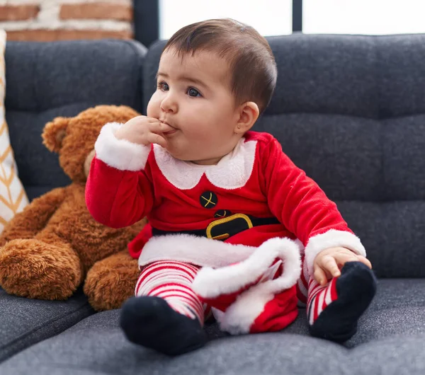 Αξιολάτρευτο Ισπανόφωνο Μωρό Που Φοράει Χριστουγεννιάτικη Στολή Κάθεται Στον Καναπέ — Φωτογραφία Αρχείου