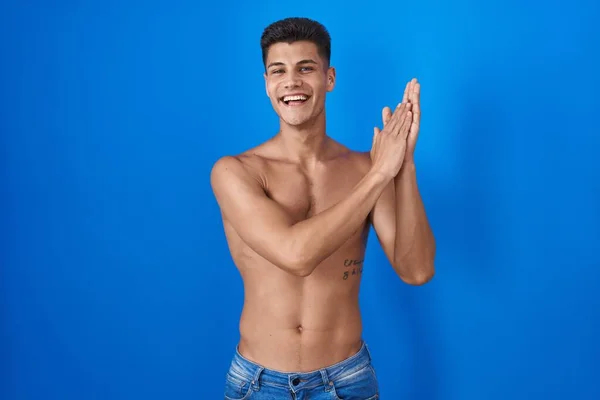 Νεαρός Ισπανός Στέκεται Γυμνός Πάνω Από Μπλε Φόντο Χειροκροτώντας Χαρούμενα — Φωτογραφία Αρχείου