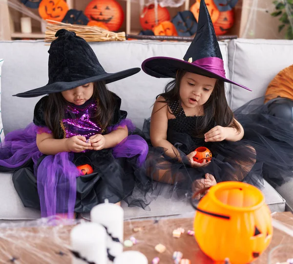 Sevimli Ikiz Kızlar Cadılar Bayramı Partisi Veriyor Evde Balkabağı Sepetleri — Stok fotoğraf