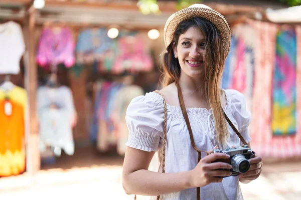 Ung Latinamerikansk Kvinna Turist Ler Säker Med Kameran Gatumarknaden — Stockfoto