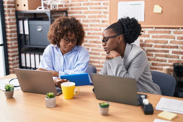 African American Women Business Workers Using Touchpad Working Office — Fotografia de Stock