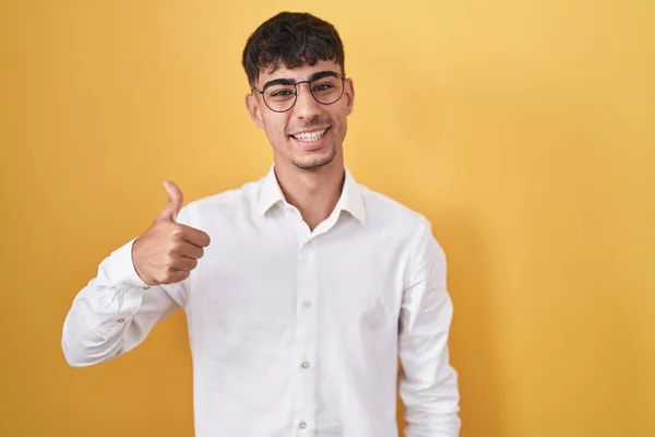Homem Hispânico Jovem Sobre Fundo Amarelo Fazendo Polegares Felizes Gesto — Fotografia de Stock