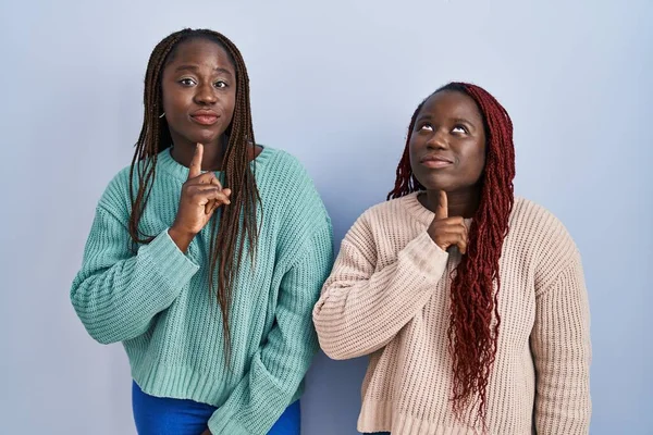 Deux Femmes Africaines Debout Sur Fond Bleu Pensant Concentré Sur — Photo