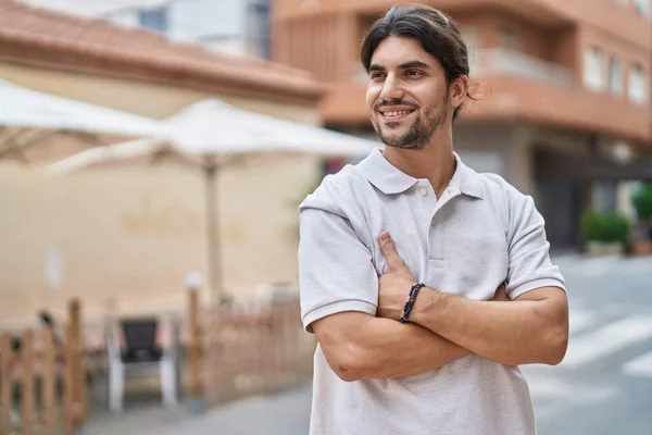 Genç Spanyol Adam Gülümsüyor Kendine Güveni Tam Sokakta Çapraz Hareketlerle — Stok fotoğraf