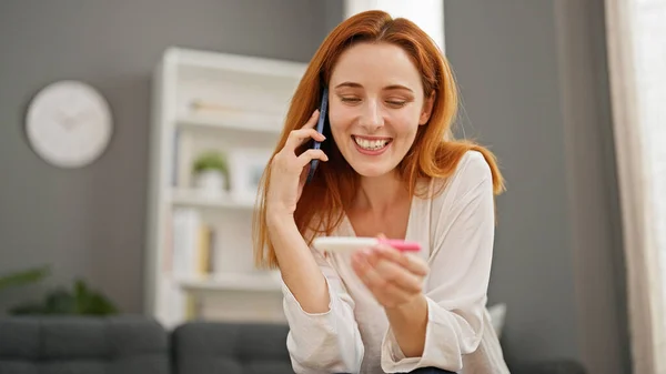 Young Redhead Woman Talking Smartphone Holding Pregnancy Test Smiling Home — Stock Photo, Image