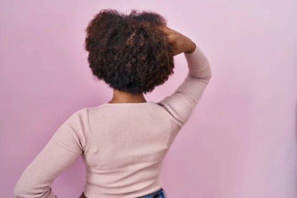 Jonge Afrikaanse Amerikaanse Vrouw Staan Roze Achtergrond Achteruit Denken Twijfel — Stockfoto
