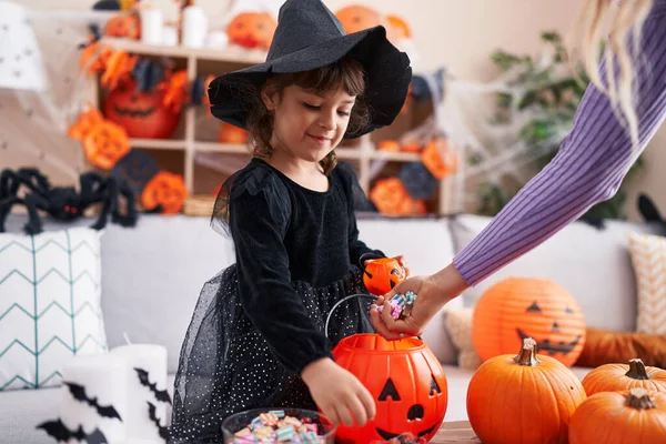 Rozkošná Hispánská Dívka Halloween Party Obdrží Sladkosti Doma — Stock fotografie