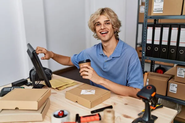 Mladý Blond Muž Ekommerce Obchodní Pracovník Pití Kávy Pomocí Počítače — Stock fotografie