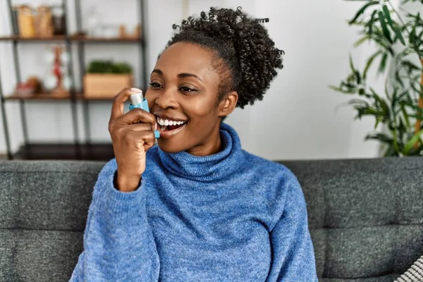 Femme Afro Américaine Utilisant Inhalateur Assis Sur Canapé Maison — Photo