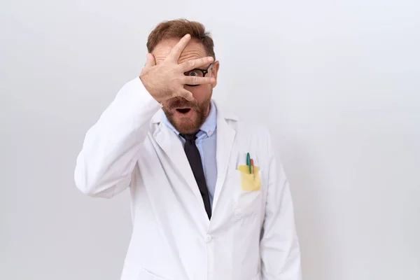 Μεσήλικας Γιατρός Γενειάδα Φοράει Λευκό Παλτό Κρυφοκοιτάζει Σοκ Καλύπτει Πρόσωπο — Φωτογραφία Αρχείου