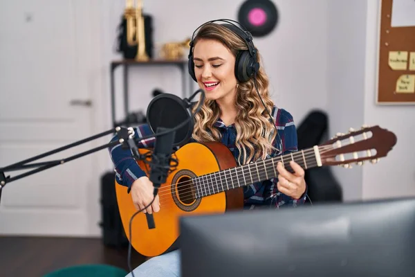 Młoda Kobieta Muzyk Śpiewa Piosenkę Gitarze Klasycznej Studio Muzycznym — Zdjęcie stockowe