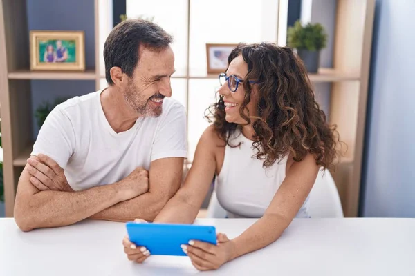 Man Woman Couple Using Touchpad Sitting Table Home — Stockfoto