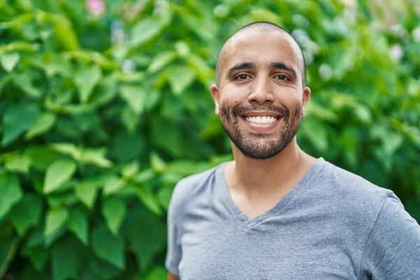 Junger Lateinischer Mann Lächelt Selbstbewusst Park — Stockfoto