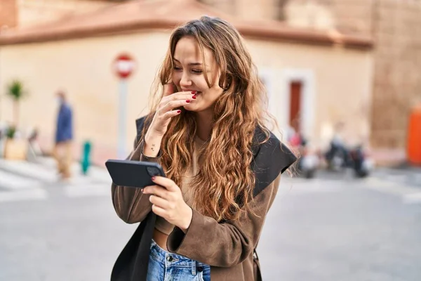 Νέα Όμορφη Ισπανόφωνη Γυναίκα Χαμογελά Αυτοπεποίθηση Βλέποντας Βίντεο Στο Smartphone — Φωτογραφία Αρχείου