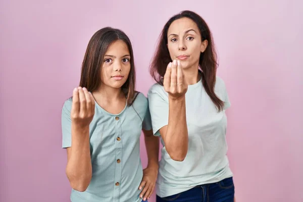 Pembe Arka Planda Duran Genç Anne Kız Ellerinde Parmaklarında Kendinden — Stok fotoğraf