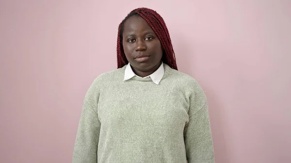 Afrikansk Kvinna Med Flätat Hår Står Med Allvarliga Uttryck Över — Stockfoto