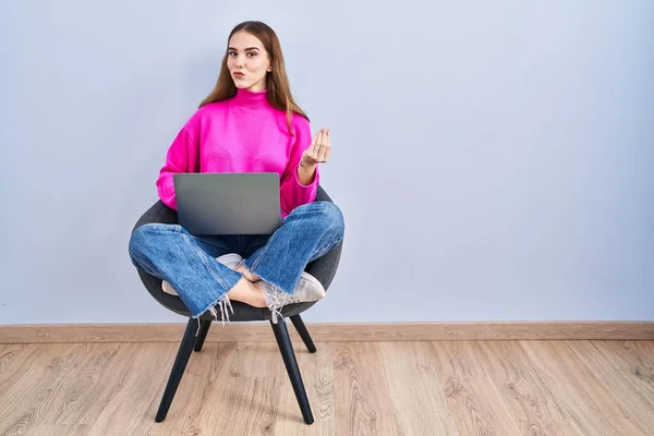 Fiatal Spanyol Lány Dolgozik Számítógépes Laptop Csinál Pénzt Gesztus Kézzel — Stock Fotó
