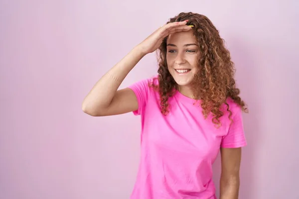 Young Caucasian Woman Standing Pink Background Very Happy Smiling Looking — Stock Photo, Image