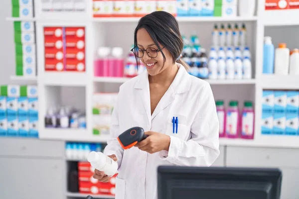 Young Hispanic Woman Pharmacy — Stockfoto