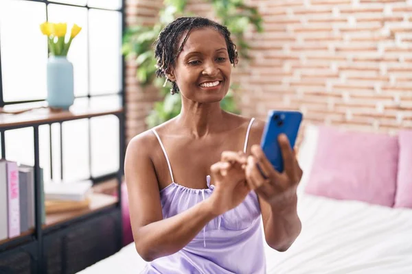 Middle Age African American Woman Using Smartphone Sitting Bed Bedroom — Photo