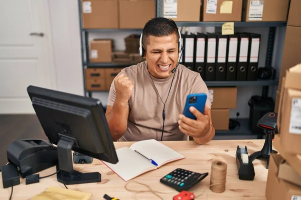 Jovem Hispânico Trabalhando Comércio Eletrônico Pequenas Empresas Vídeo Chamada Gritando — Fotografia de Stock