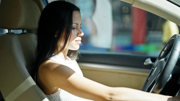 Νεαρή Όμορφη Ισπανόφωνη Γυναίκα Οδήγηση Αυτοκινήτου Χαλαρό Πρόσωπο Στο Δρόμο — Φωτογραφία Αρχείου