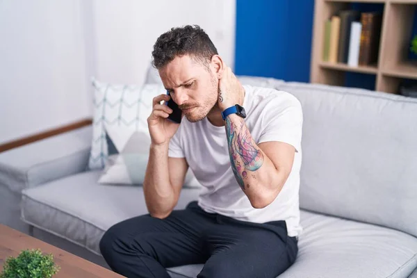 Genç Spanyol Adam Evde Endişeli Bir Ifadeyle Akıllı Telefondan Konuşuyor — Stok fotoğraf