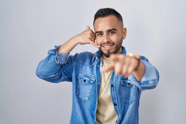 Young Hispanic Man Standing Isolated Background Smiling Doing Talking Telephone — Stockfoto