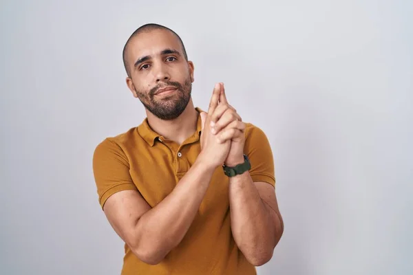 Hispanischer Mann Mit Bart Steht Über Weißem Hintergrund Und Hält — Stockfoto