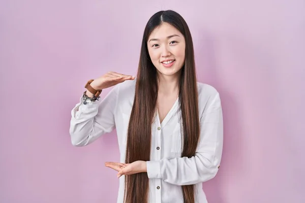 Chinese Jonge Vrouw Staan Roze Achtergrond Gebaren Met Handen Tonen — Stockfoto