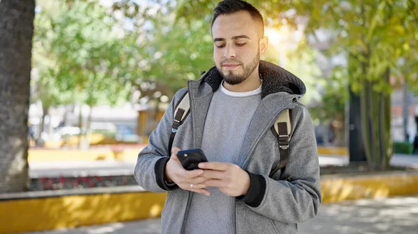 Hombre Hispano Usando Smartphone Parque —  Fotos de Stock