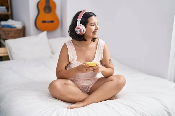 Young Woman Listening Music Sitting Bed Bedroom — Stock fotografie
