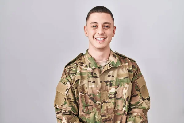 Νεαρός Που Φοράει Στρατιωτική Στολή Καμουφλάζ Χαρούμενο Και Δροσερό Χαμόγελο — Φωτογραφία Αρχείου