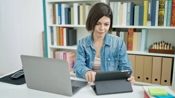 Giovane Studentessa Caucasica Che Utilizza Laptop Touchpad Studiare Classe Universitaria — Foto Stock