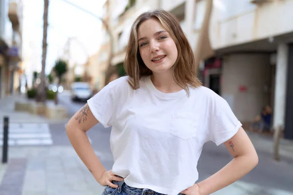 Νεαρή Καυκάσια Γυναίκα Χαμογελά Αυτοπεποίθηση Στέκεται Στο Δρόμο — Φωτογραφία Αρχείου