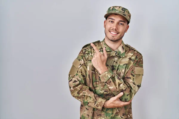 Młody Hiszpan Mundurze Wojskowym Dużym Uśmiechem Twarzy Ręką Palcem Skierowanym — Zdjęcie stockowe