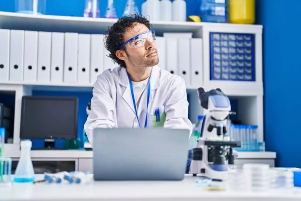 Young Hispanic Man Scientist Using Laptop Working Laboratory — Stock fotografie