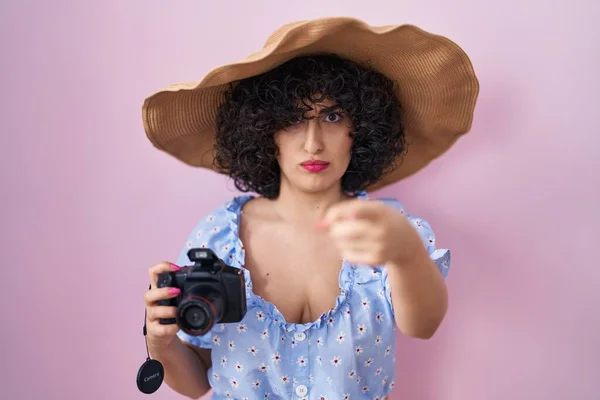Kıvırcık Saçlı Refleks Kamera Kullanan Genç Esmer Kadın Kamerayı Işaret — Stok fotoğraf
