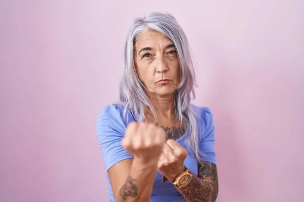 Medelålders Kvinna Med Tatueringar Står Över Rosa Bakgrund Redo Att — Stockfoto