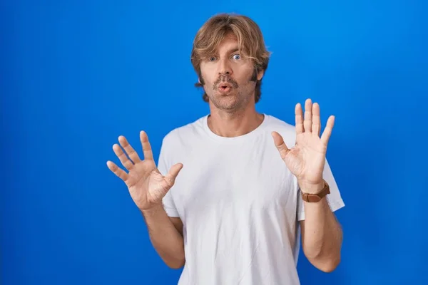 Middle Age Man Standing Blue Background Moving Away Hands Palms — Stock Photo, Image