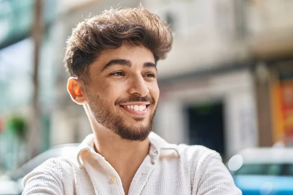 Hombre Árabe Joven Sonriendo Confiado Mirando Lado Calle — Foto de Stock